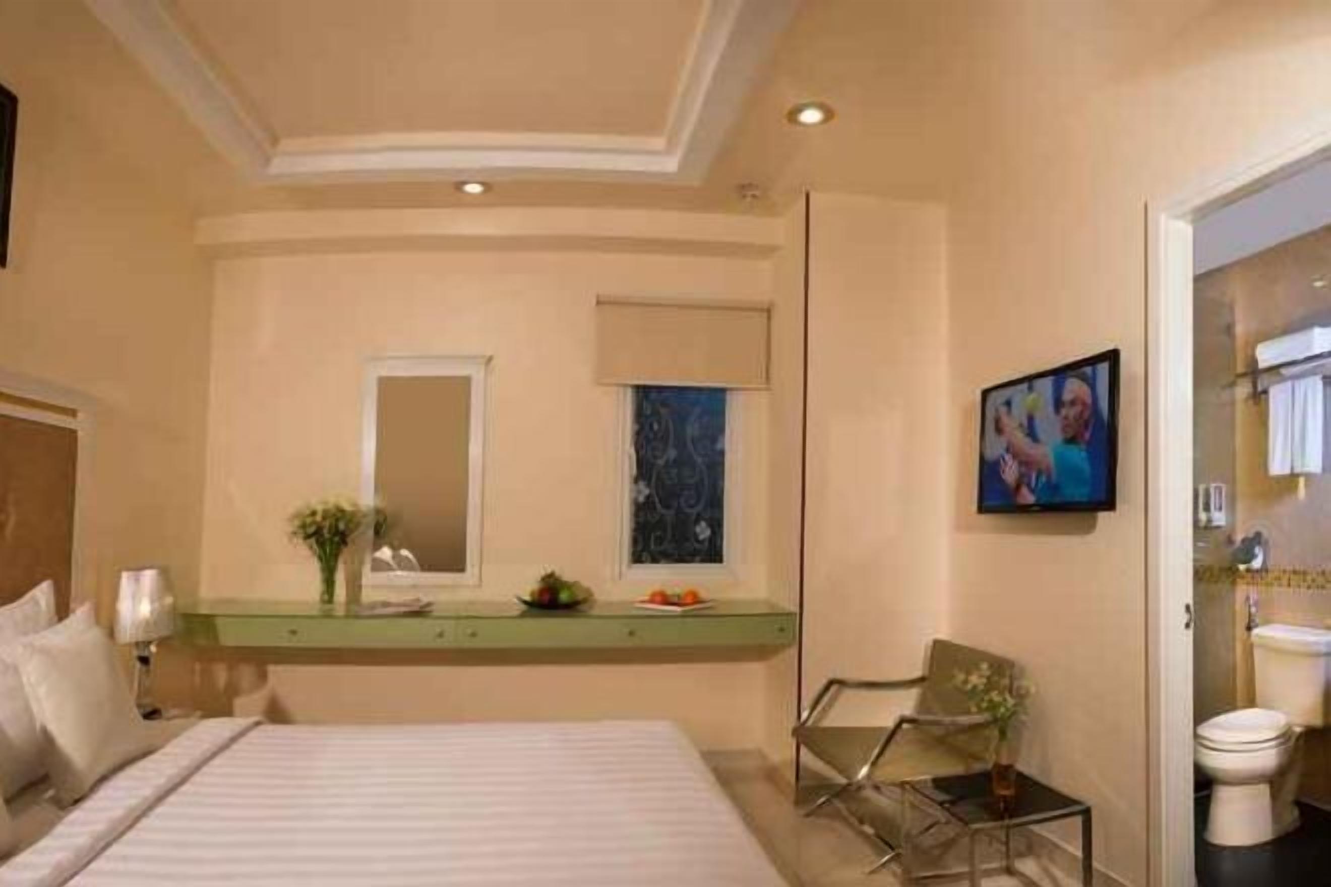 Minibar, Zimmersafe, Schreibtisch, Verdunkelungsvorhänge