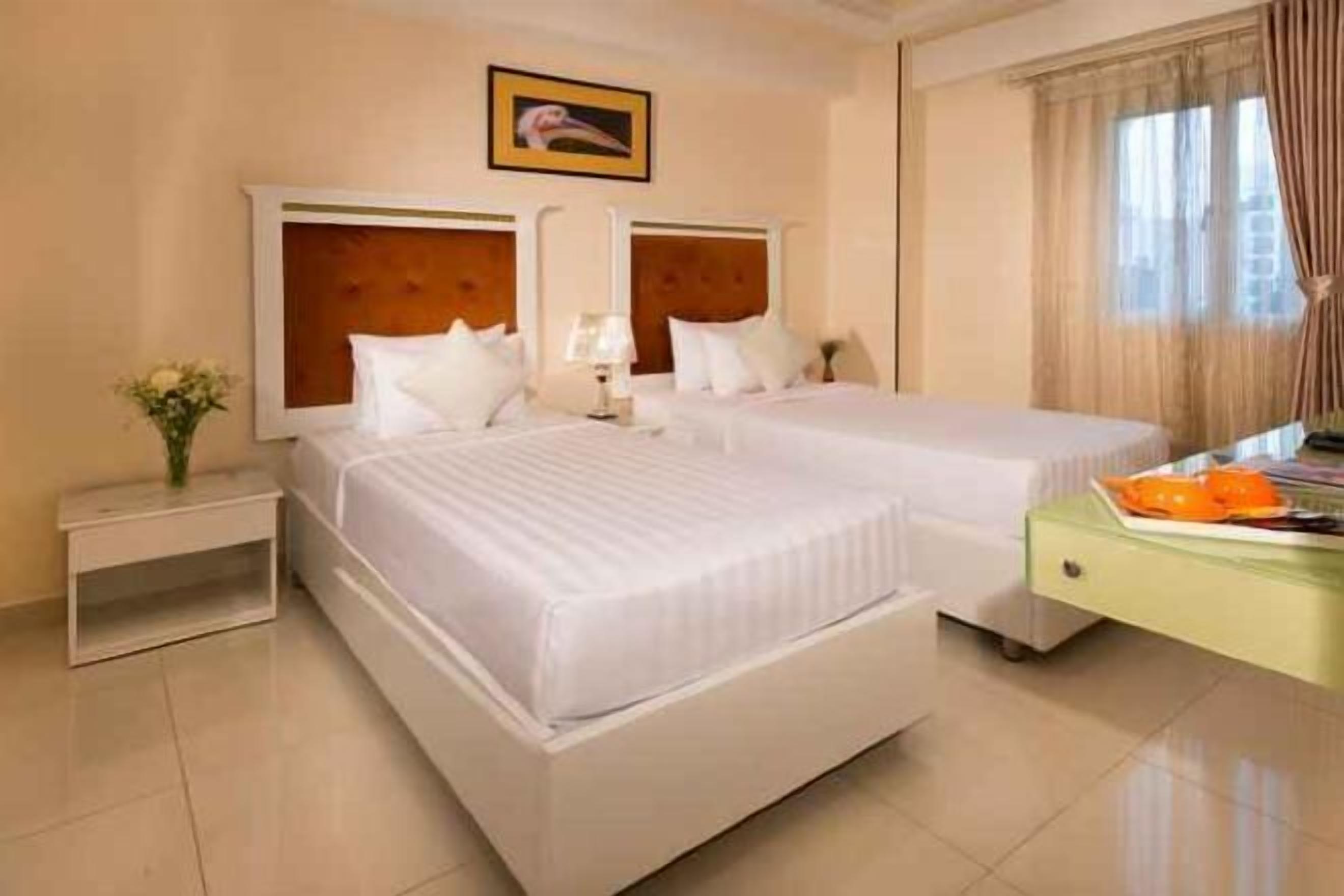 Minibar, caja de seguridad en la habitación y escritorio 