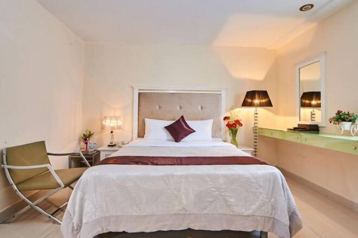 Minibar, Zimmersafe, Schreibtisch, Verdunkelungsvorhänge