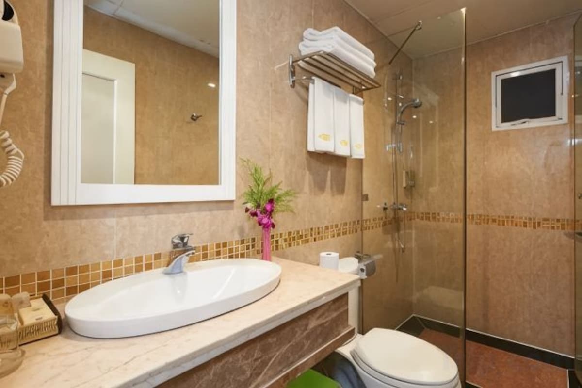 Bañera, artículos de tocador gratuitos, secador de pelo, pantuflas