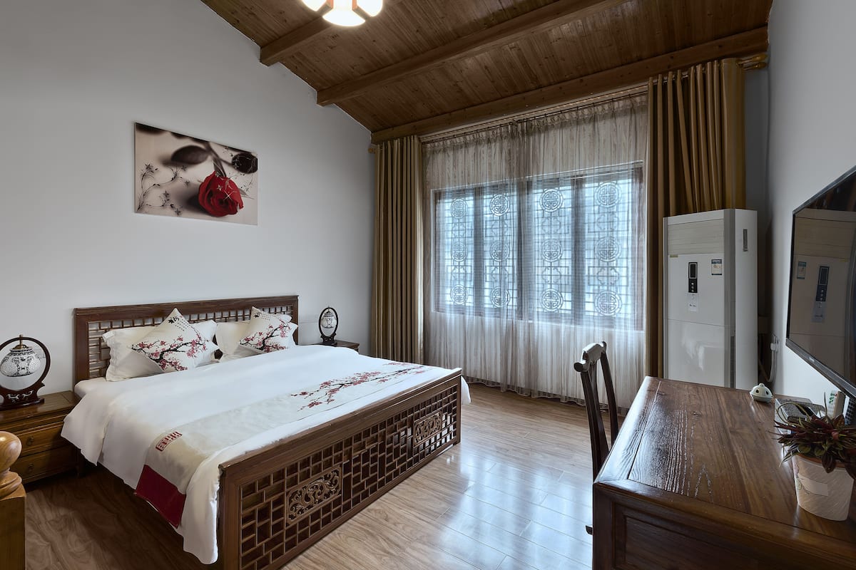 Elite Loft, Courtyard View | Premium bedding, down comforters, pillowtop beds, desk