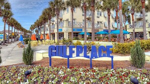 Un hôtel situé en bord de mer, avec une enseigne indiquant « GULFPLACE ».