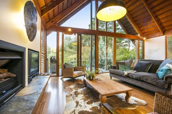 Flat-screen TV, fireplace, DVD player - Hepburn Spa Pavilions (Hepburn Springs)