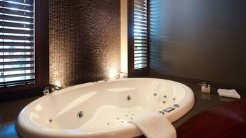 Biệt thự Cao cấp (Saffron Pavilion) | Bồn tắm spa riêng