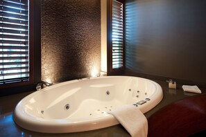 Luxury Villa (Saffron Pavilion) | Private spa tub