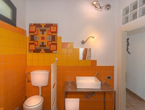 Duschwanne, Haartrockner, Bidet, Handtücher
