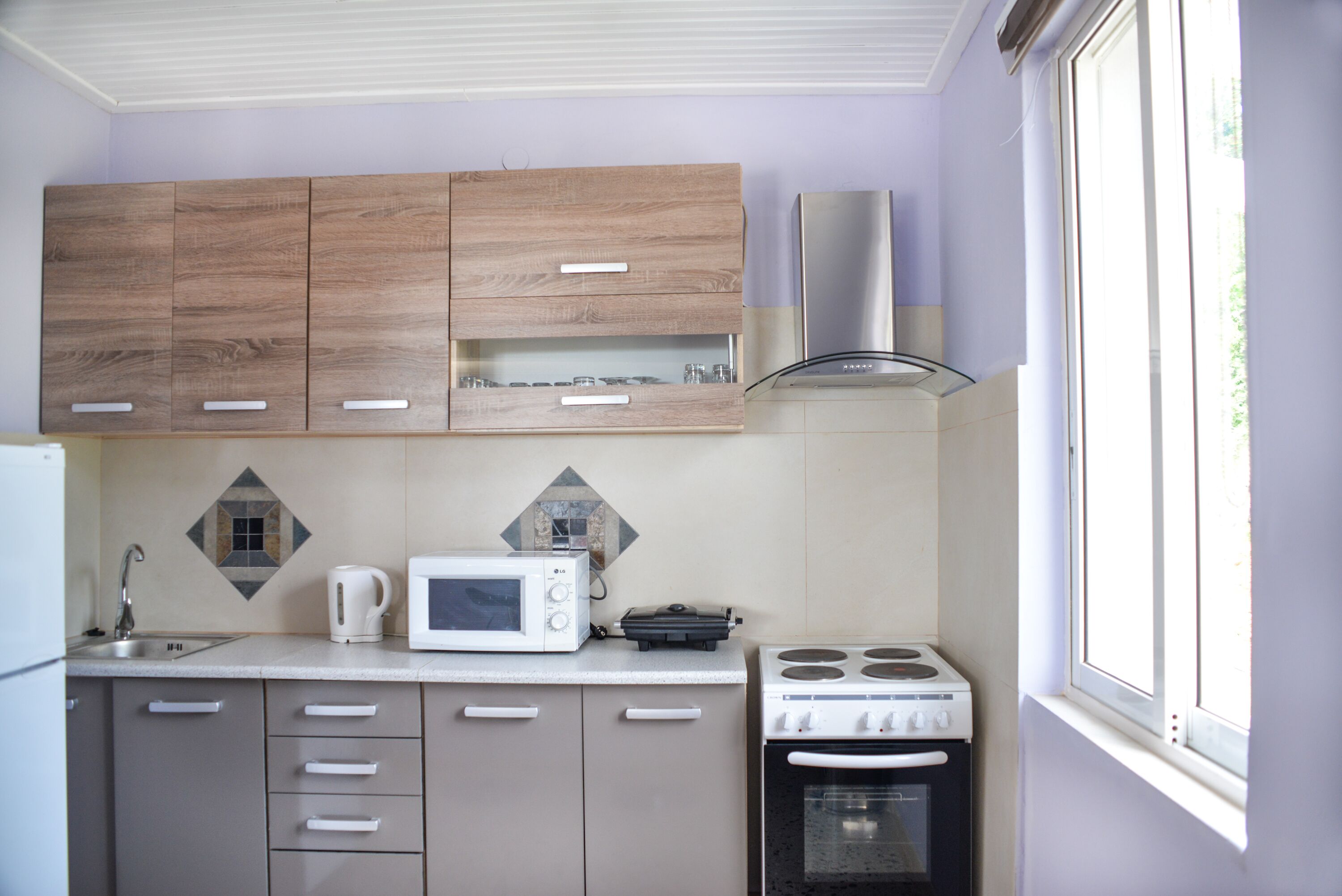 Jääkaappi, mikroaaltouuni, uuni, liesi