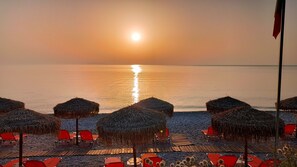 Playa en los alrededores, camastros y toallas de playa 