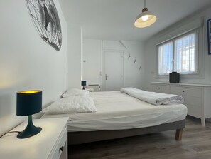 1 bedroom, bed sheets