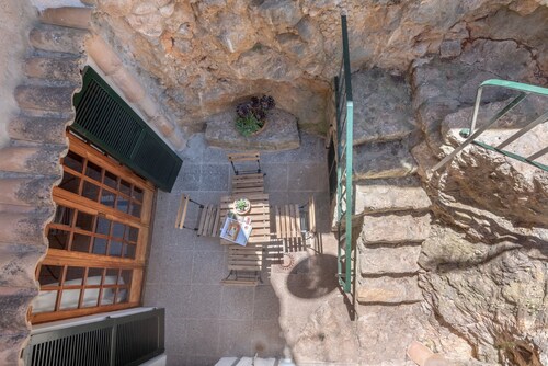 Modernized Townhouse with Mountain View, Balcony, Terrace & Wi-Fi