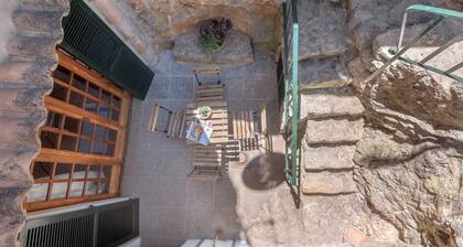 Modernized Townhouse with Mountain View, Balcony, Terrace & Wi-Fi