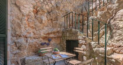 Modernized Townhouse with Mountain View, Balcony, Terrace & Wi-Fi