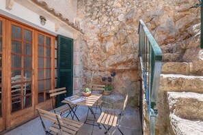 Outdoor dining - Modernized Townhouse with Mountain View, Balcony, Terrace & Wi-Fi (Pollensa)