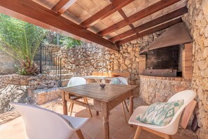 Outdoor dining - Modernized Townhouse with Mountain View, Balcony, Terrace & Wi-Fi (Pollensa)