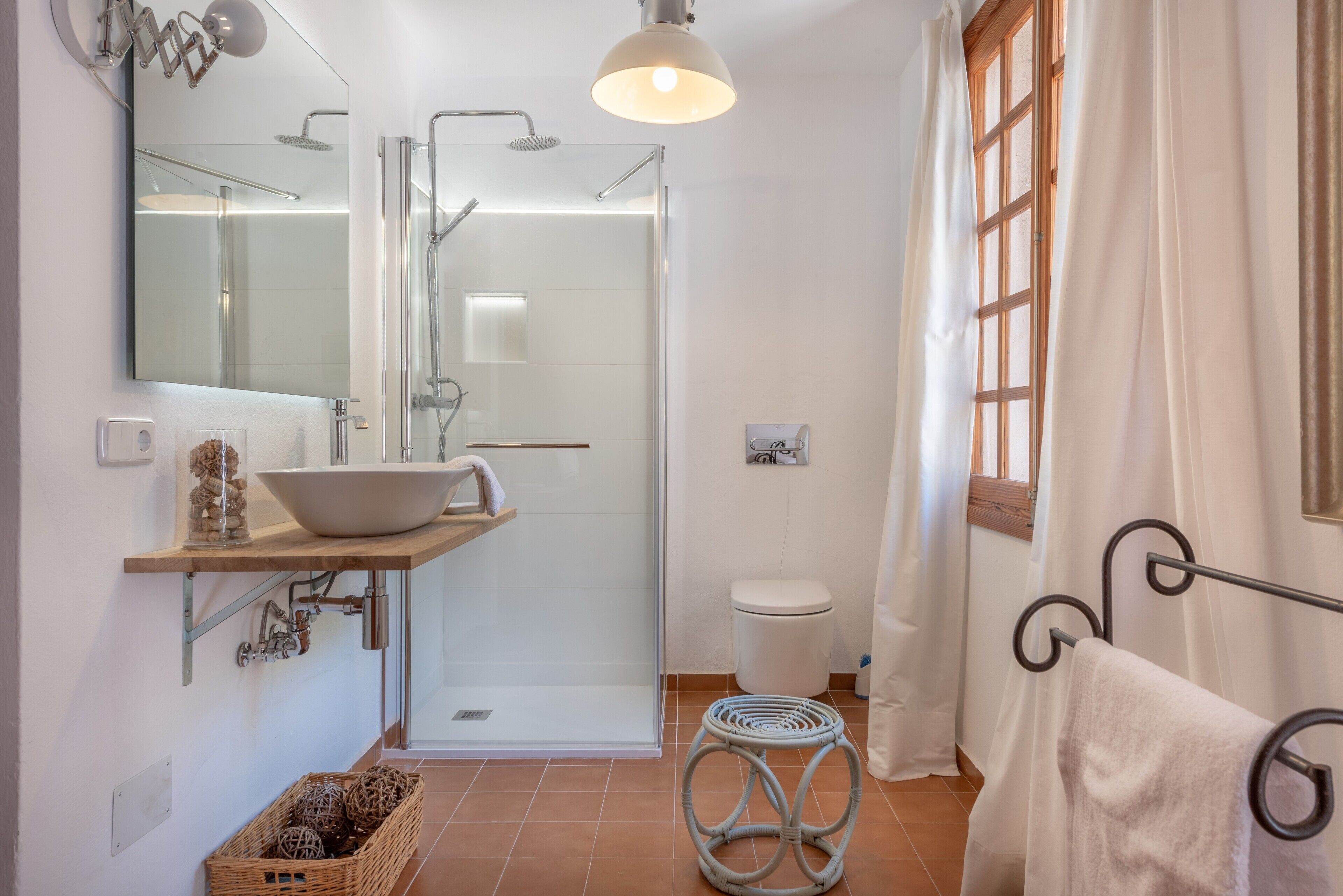 Badewanne, Haartrockner, Handtücher