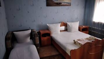 Kolmen hengen comfort-huone, näköala pihalle | 1 makuuhuone, ylelliset vuodevaatteet