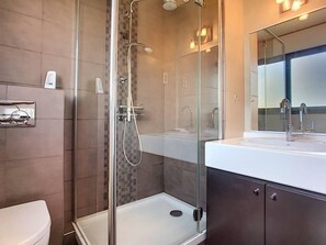 Bathtub, hair dryer, towels