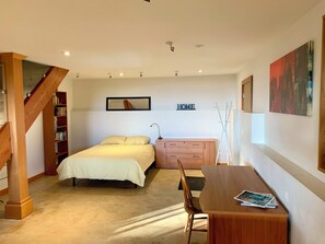 2 soverom, skrivebord, strykejern/-brett og reiseseng for barn