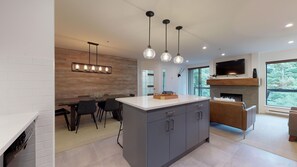 Interior - Hidden Gem, Walk to Village, Close to Bike Trails (Whistler)