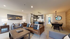 TV, fireplace - Hidden Gem, Walk to Village, Close to Bike Trails (Whistler)