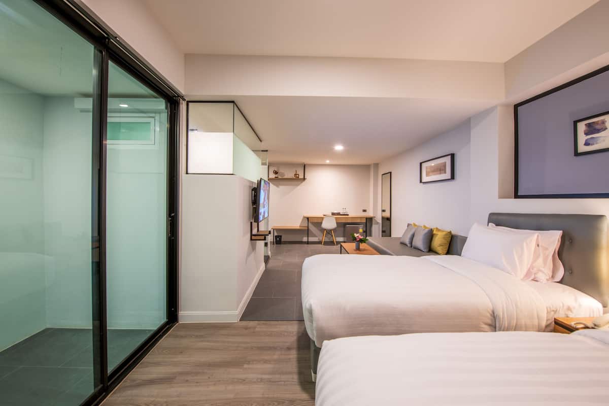 Deluxe Plus Twin Room | Una cassaforte in camera, una scrivania, postazione laptop