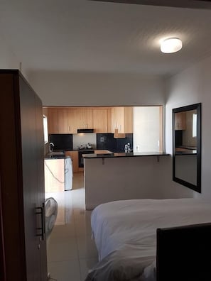Deluxe Studio | 1 bedroom, Egyptian cotton sheets, premium bedding, desk