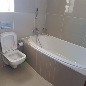 Deluxe Studio | Bathroom | Separate tub and shower, free toiletries, towels, soap - EBIOKENG SELF CATERING APARTMENTS (Cape Town)