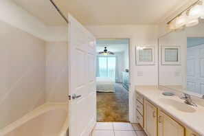 2 bedrooms, iron/ironing board, Internet, bed sheets