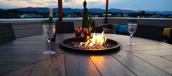 Ny! Rooftop Oasis, med boblebad og utsikt over fjellene i gamlebyen i Fort Collins!