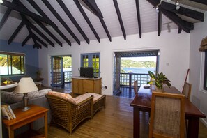 TV, books - Bequia Beach Cottage (Bequia)