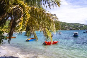 Plage, chaises longues, serviettes de plage