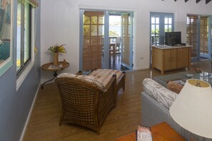 TV, books - Bequia Beach Cottage (Bequia)