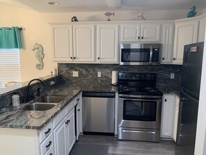 Jääkaappi, mikroaaltouuni, uuni, liesi