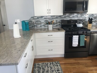 Luxury Apt! 2 & 1/2 Blocks to Ocean. Loc on 2nd Flr 3bd/2bth balcony!