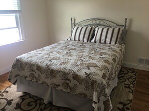 3 bedrooms, iron/ironing board, WiFi, bed sheets