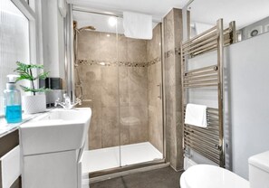 Dusche, Haartrockner, Handtücher