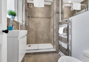 Dusche, Haartrockner, Handtücher