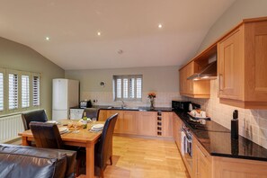 Microwave, oven, stovetop, dishwasher - Heron Lodge, Hot Tub, Woodburner (Exeter)