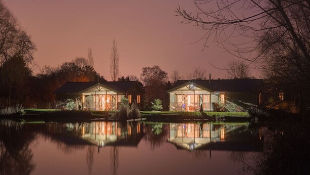 Two houses with large windows and a pond in front. - Heron Lodge, Hot Tub, Woodburner (Exeter)