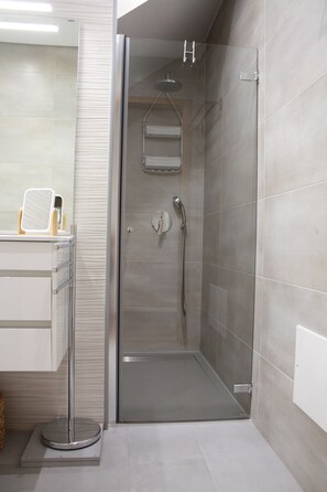 Amenidades de baño gratuitas, secadora de cabello, batas, toallas 