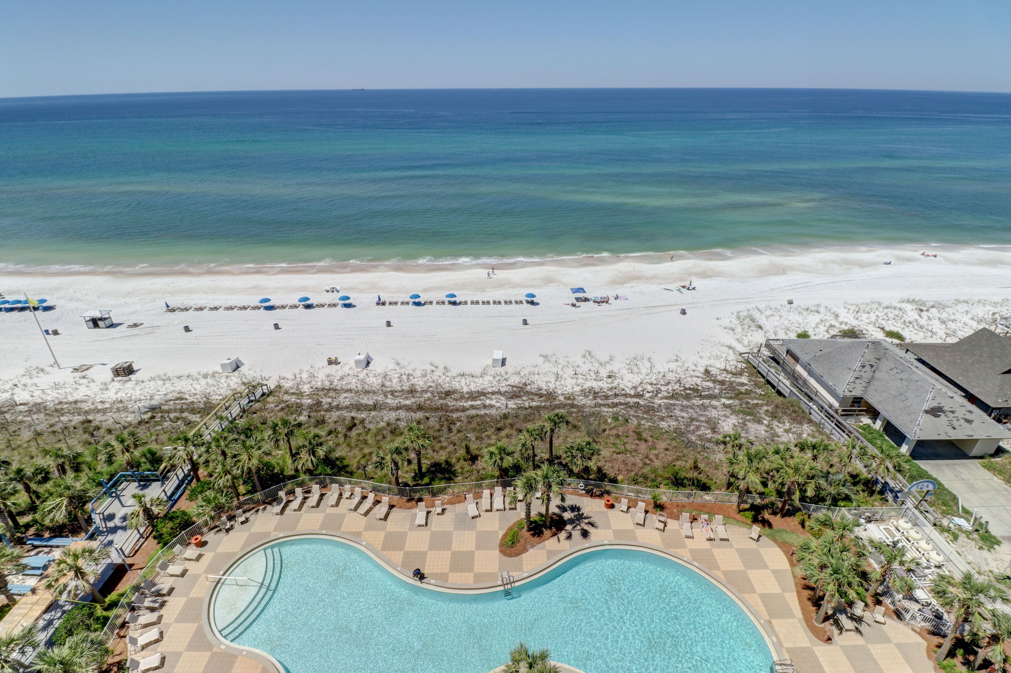 3BR waterfront condo w\/ beach access - pool, gym & grills on-site