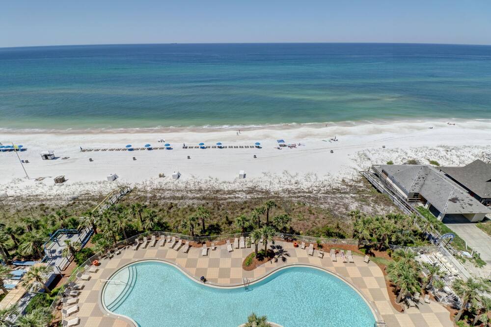 3BR waterfront condo w\/ beach access - pool, gym & grills on-site
