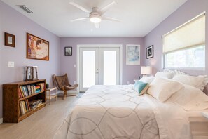 3 soverom, skrivebord, strykejern/-brett og reiseseng for barn