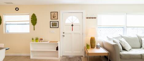 تلفزيون ذكي، مشغل دي في دي، كُتُب، مكتبة فيديو