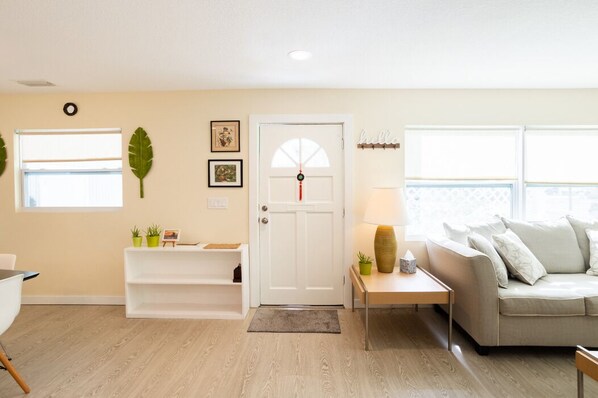 Smart-TV, DVD-spiller, bøker og filmbibliotek