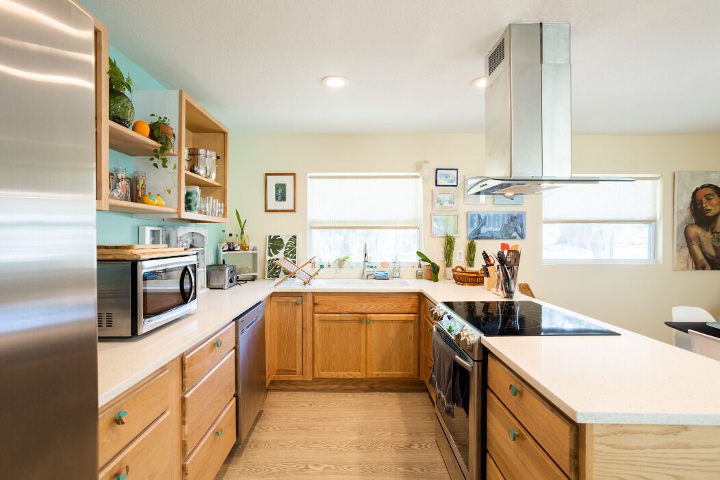 Een koelkast, een magnetron, een oven, een kookplaat