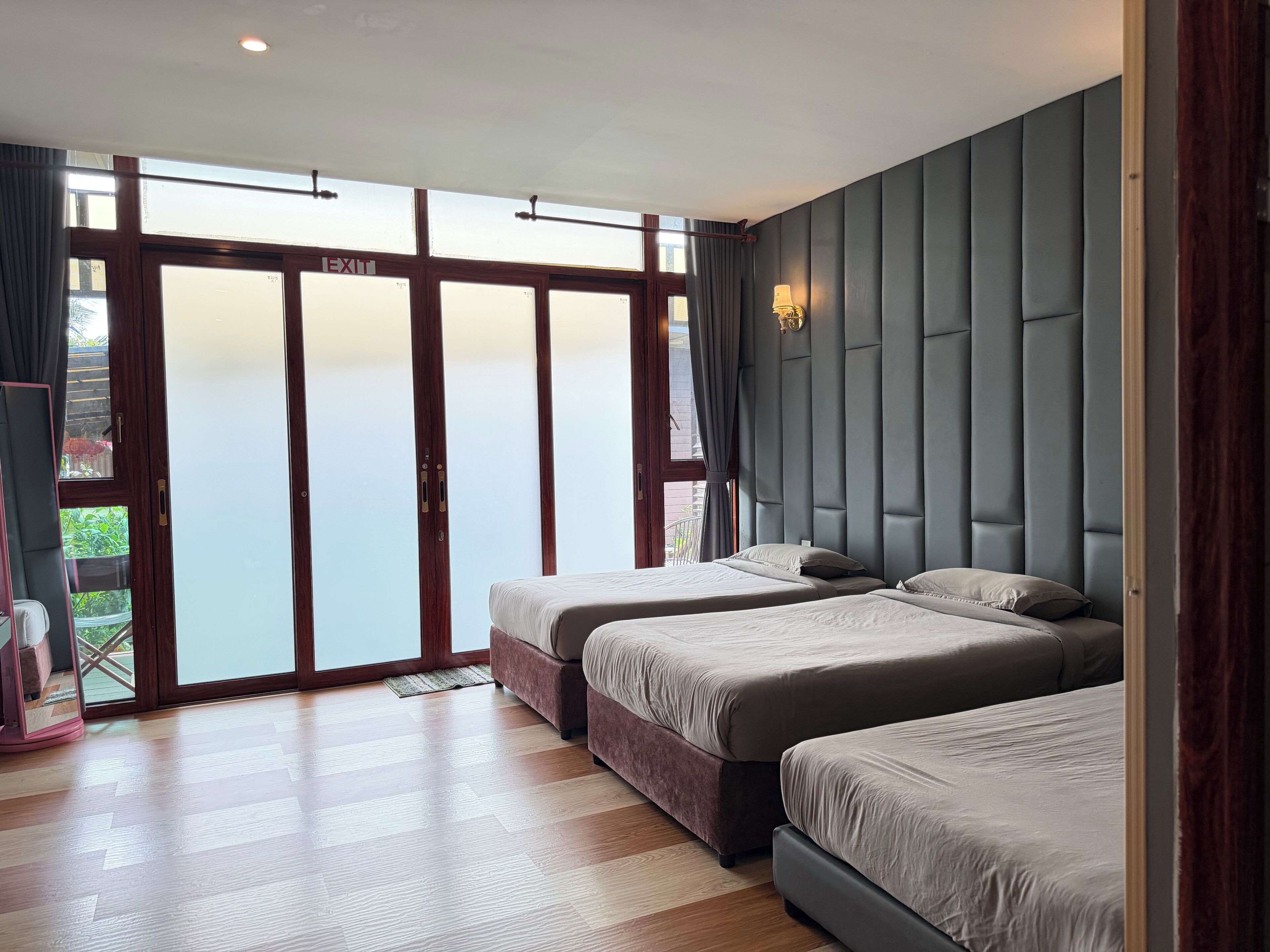 Deluxe Triple Room, 3 Twin Beds | Individually decorated, individually furnished, desk, laptop workspace