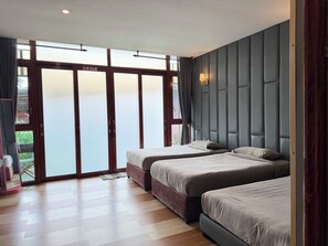 デラックス トリプルルーム シングルベッド 3 台 | 客室ごとに異なる装飾、客室ごとに異なるインテリア、デスク、ノートパソコン用作業スペース