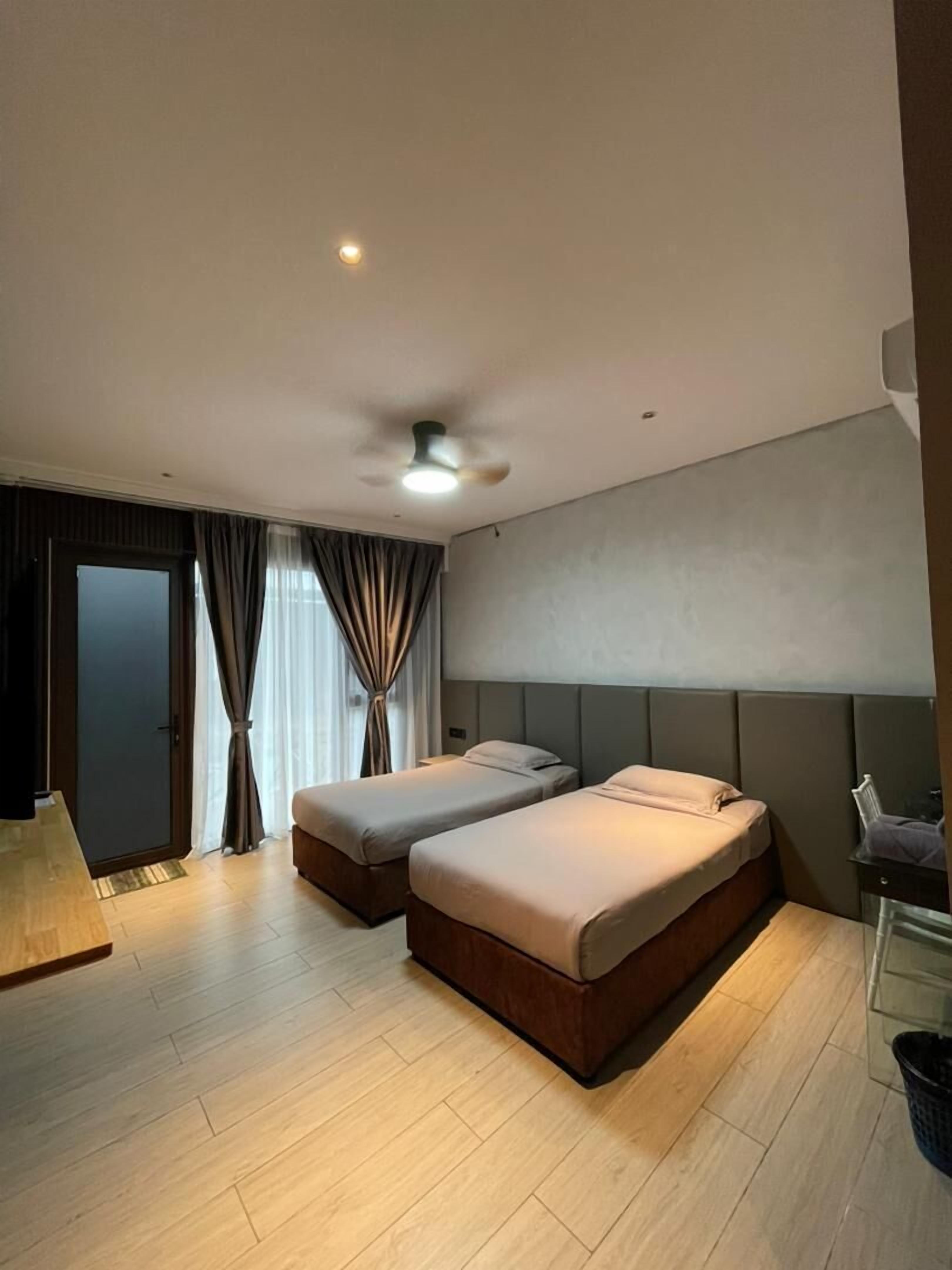 Deluxe Twin Room | Individually decorated, individually furnished, desk, laptop workspace