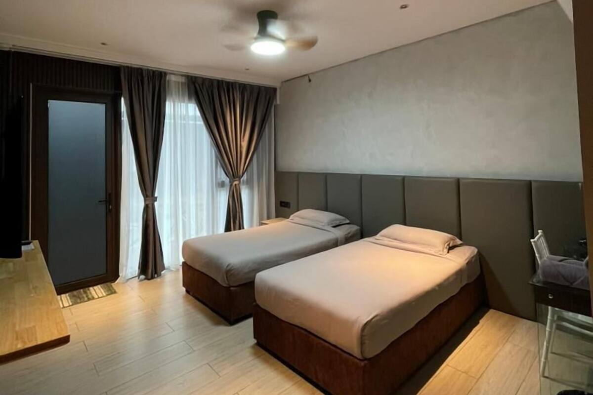 Deluxe Twin Room | Individually decorated, individually furnished, desk, laptop workspace